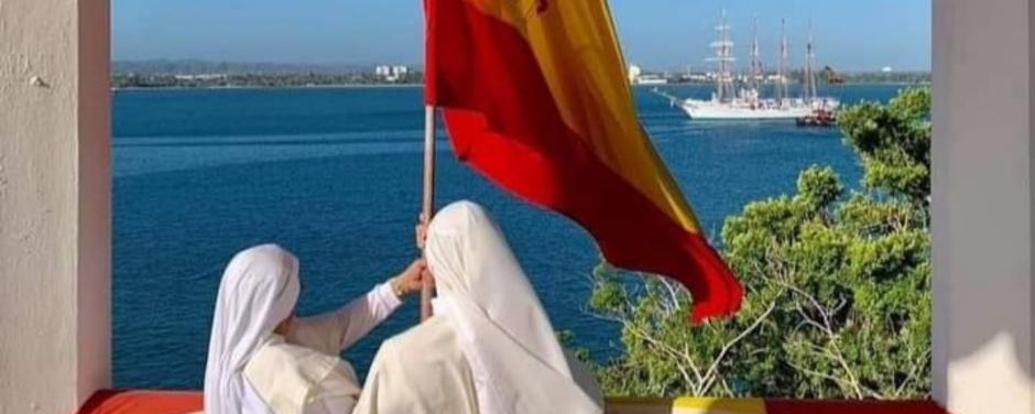 Las Siervas de María del hospital de San Juan de Puerto Rico reciben con la bandera nacional a todos los barcos españoles