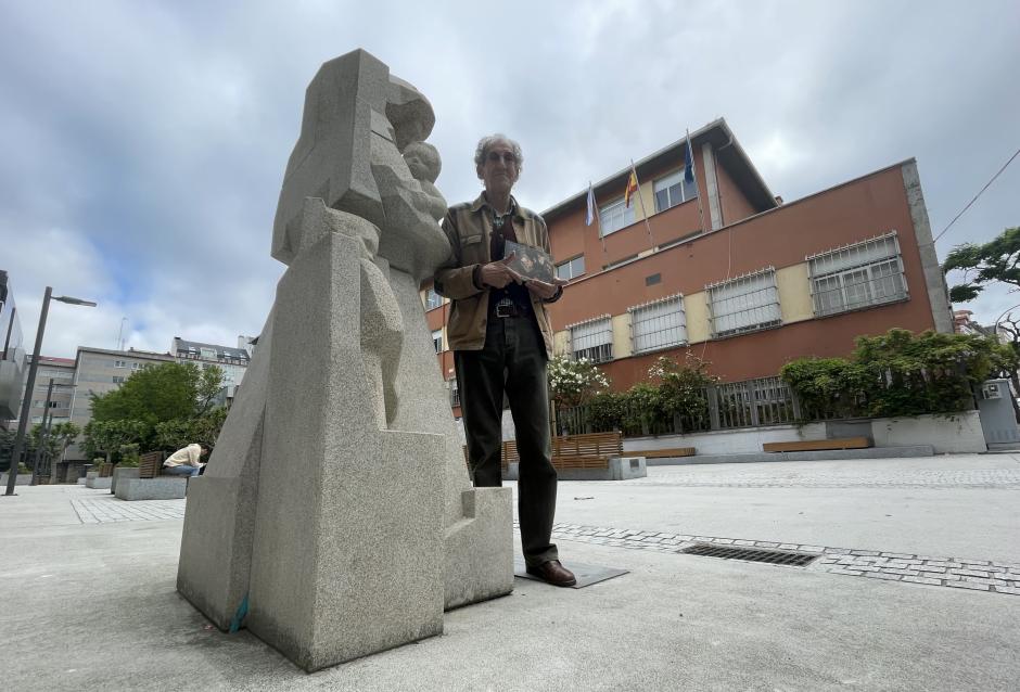 Antonio López Mariño posa junto a una estatua dedicada a Isabel Zendal levantada en los terrenos donde estaba la Casa de Expósitos de la que fue directora