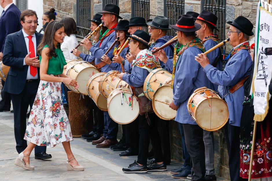 La Reina Letizia saluda a los vecinos de Pinofranqueado que hacen una demostración de folclore local