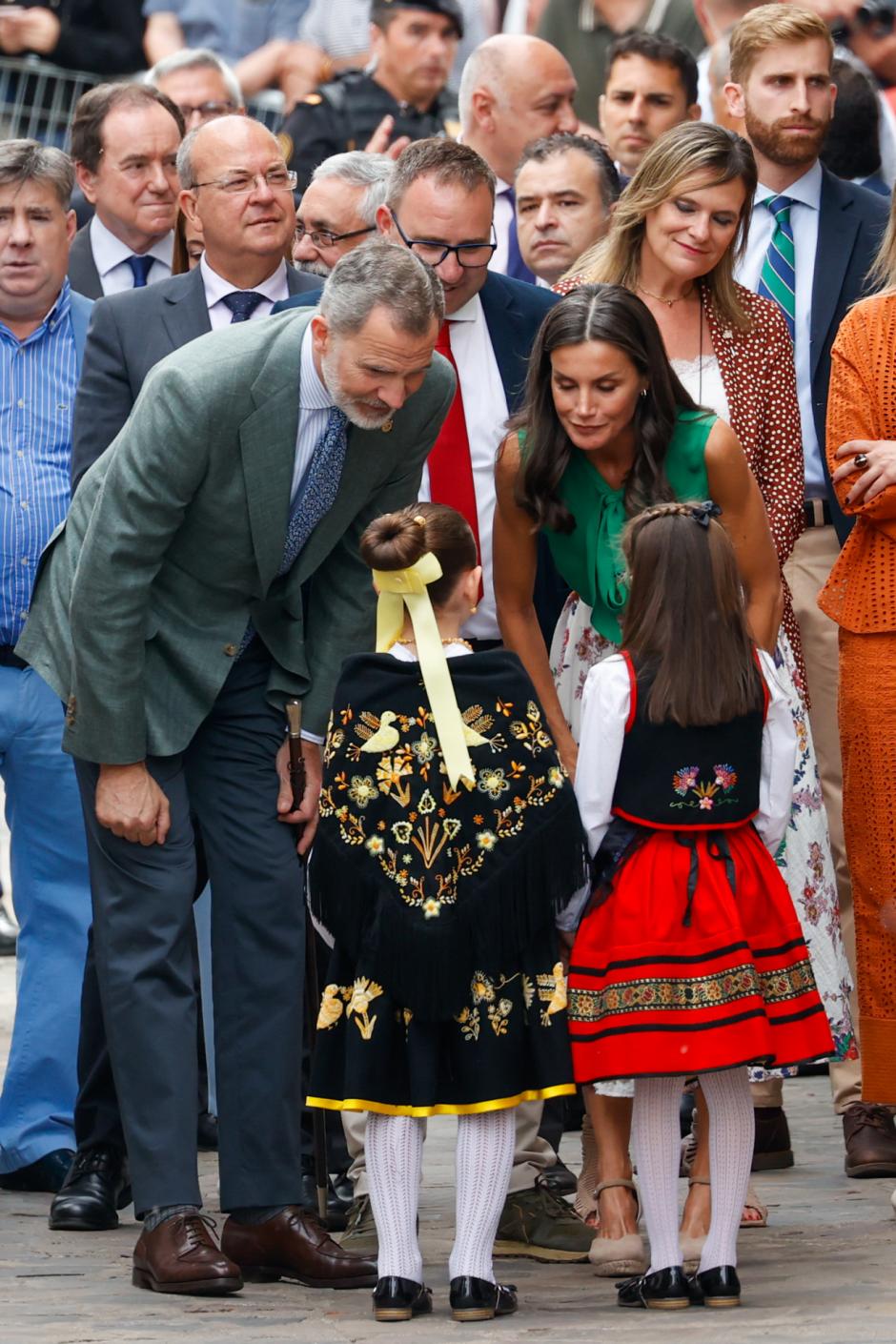 Los Reyes saludando a dos niñas de Pinofranqueado vestidas con trajes de folclore local