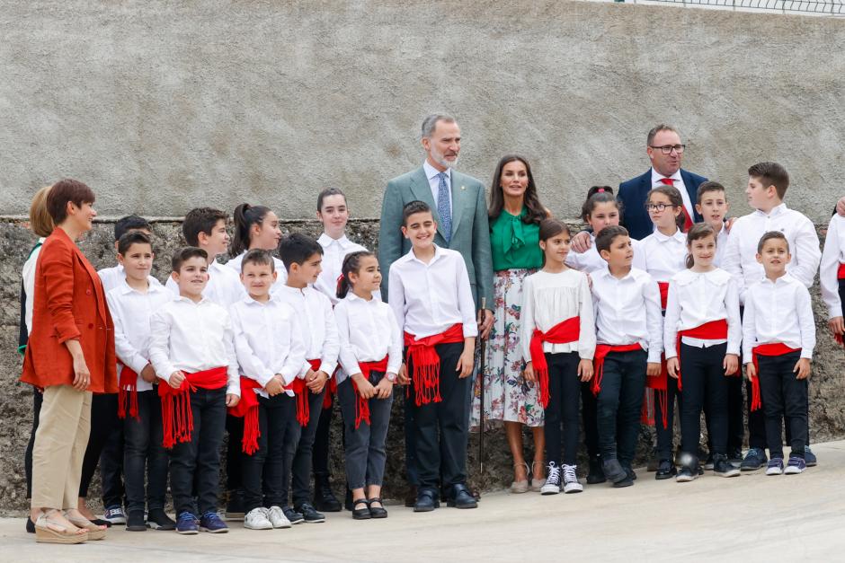 Los Reyes, el alcalde de Pinofranqueado y la ministra portavoz del Gobierno posan junto a los niños vestidos con traje de folclore local
