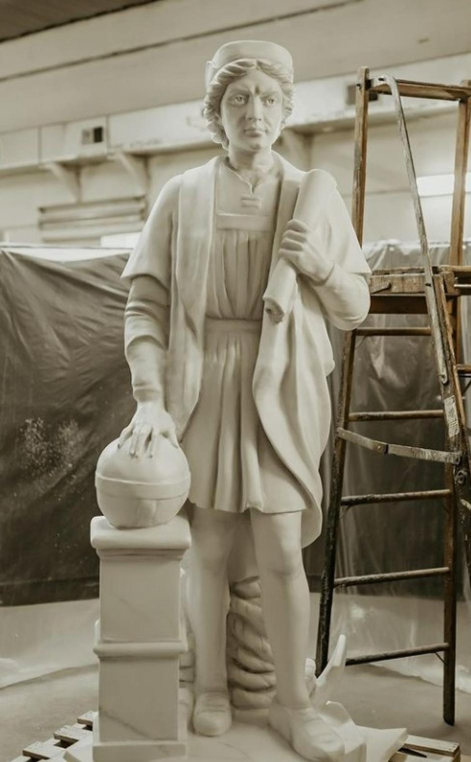 La nueva estatua de Cristobal Colón pesa 16 toneladas menos