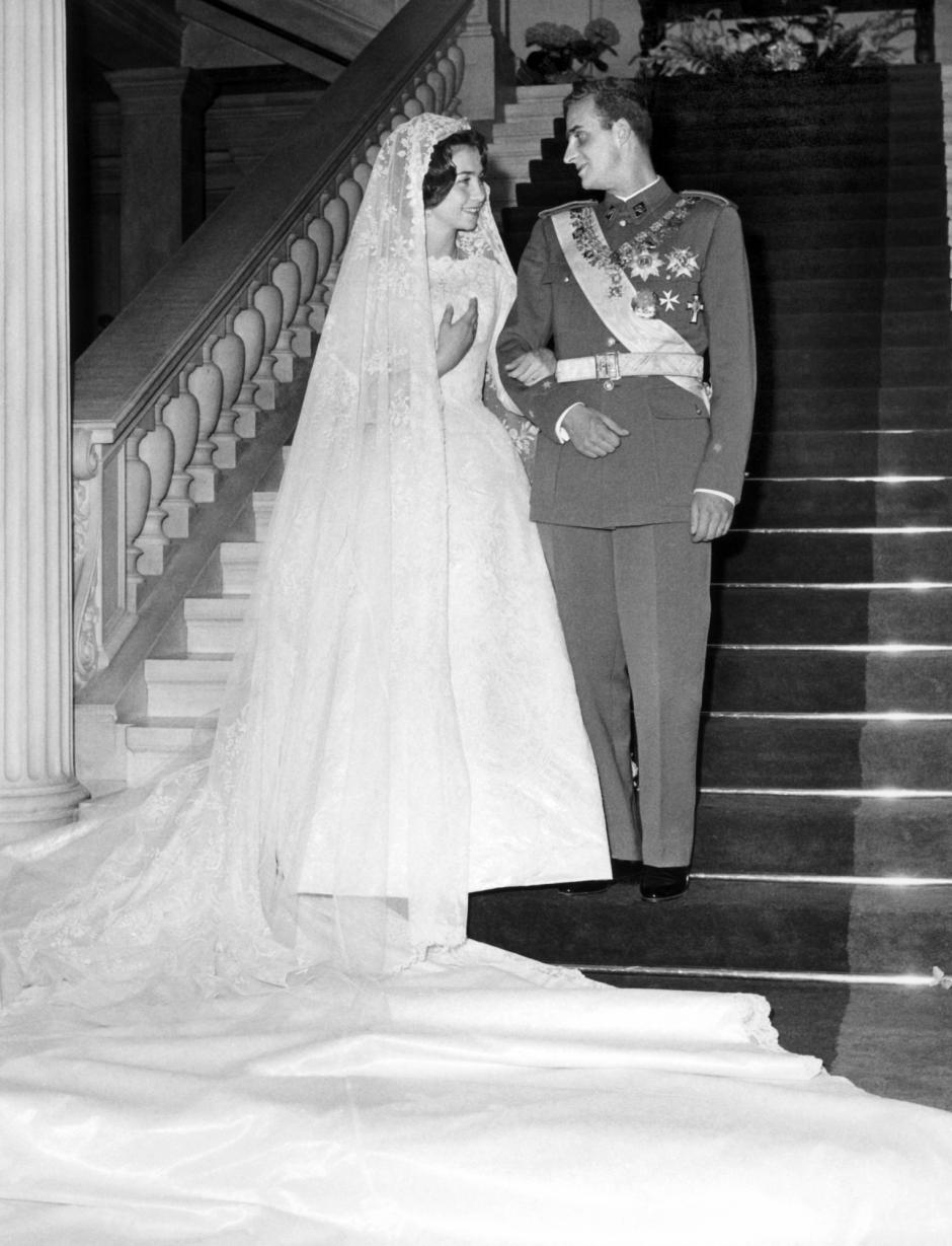 One of the official shots after the wedding in the stairwell of the Royal Palace of Athens. On May 14, 1962, Princess Sophia of Greece and Don Juan Carlos of Asturias, who later became the royal couple of Spain, tied the knot. Because of the different creeds, the rite was performed in two ceremonies, both Catholic and Greek Orthodox. +++(c) dpa - Report+++ [dpa picture archive]
People uniform royals smile stair persons weddings smiling stairs Aristocracy Spain in love