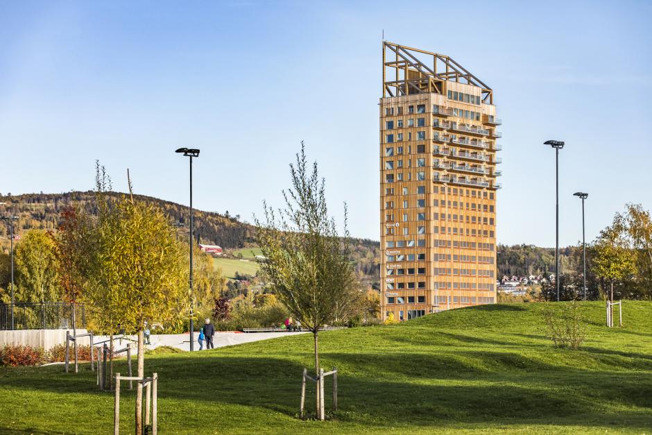 La ciudad de Brumunddal, a 150 kilómetros de Oslo, alberga el rascacielos de madera más alto del mundo. Mjøstårnet, que comenzó a construirse en abril de 2017