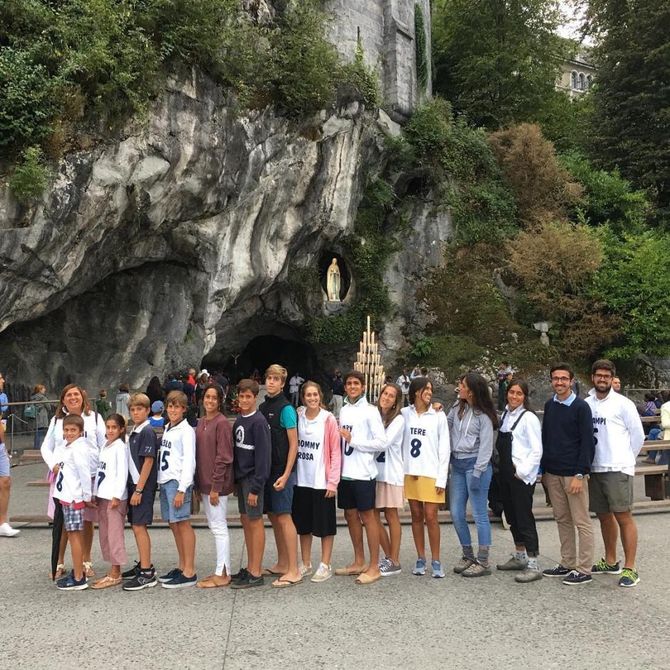 Rosa, junto a 14 de sus hijos en el santuario de Lourdes, en Francia