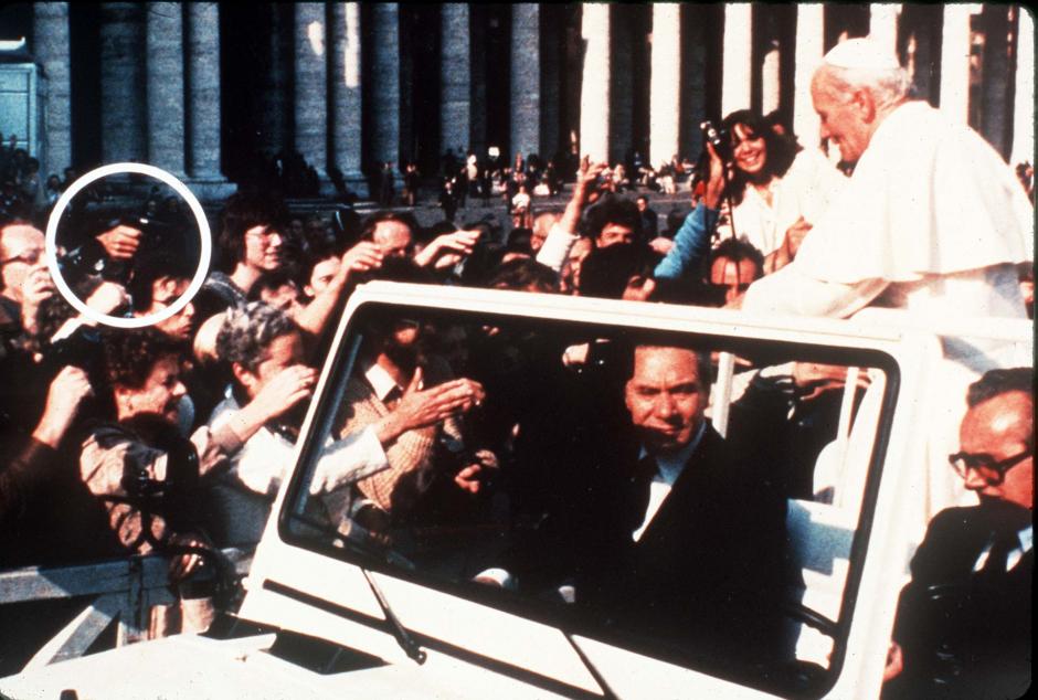 La plaza de San Pedro, el 13 de mayo de 1981, donde se puede ver la pistola sobre la cabeza de un hombre con gafas de sol
