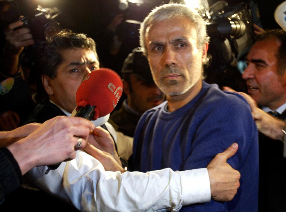 Ali Agca rodeado de policias y medios en 2006