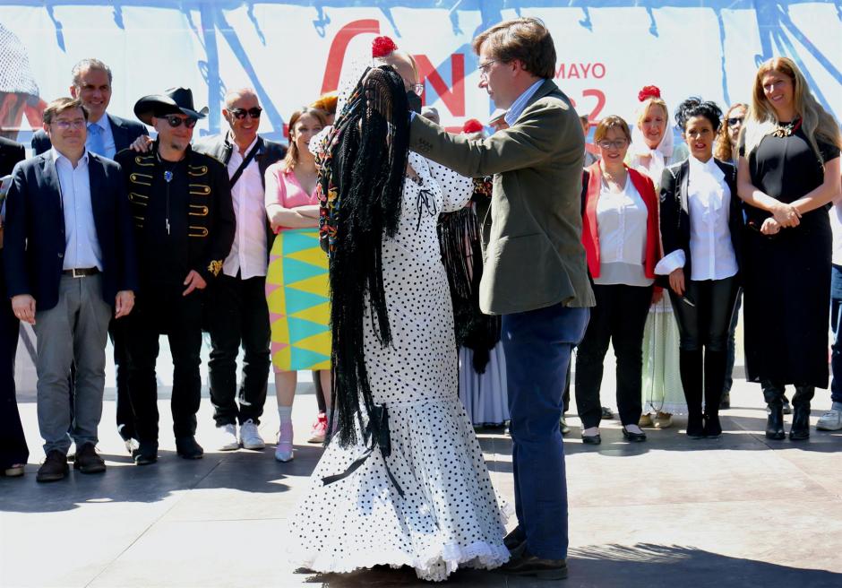 El alcalde de Madrid, José Luis Martínez-Almeida bailó un chotis en la presentación del programa de fiestas