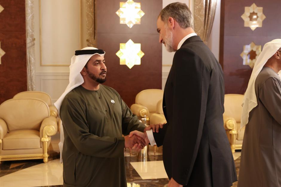 Una vez trasladadas sus condolencias al jefe del Estado de los Emiratos Árabes Unidos, el Rey ha emprendido su viaje de regreso a España
