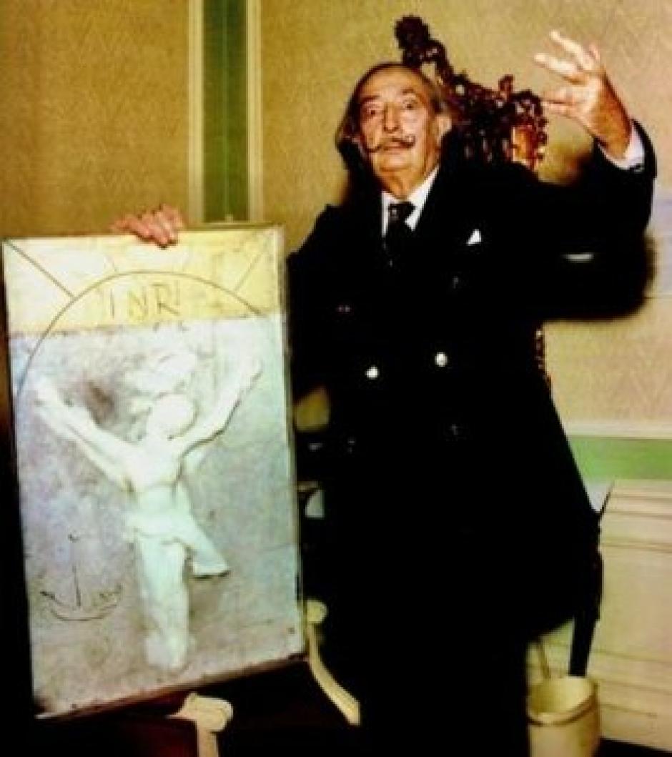 Salvador Dalí junto al bajorrelieve de cera Cristo