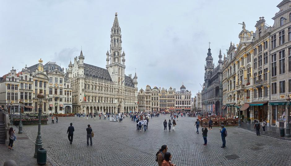 La histórica Grand Place de Bruselas con el ayuntamiento a la izquierda de la imagen