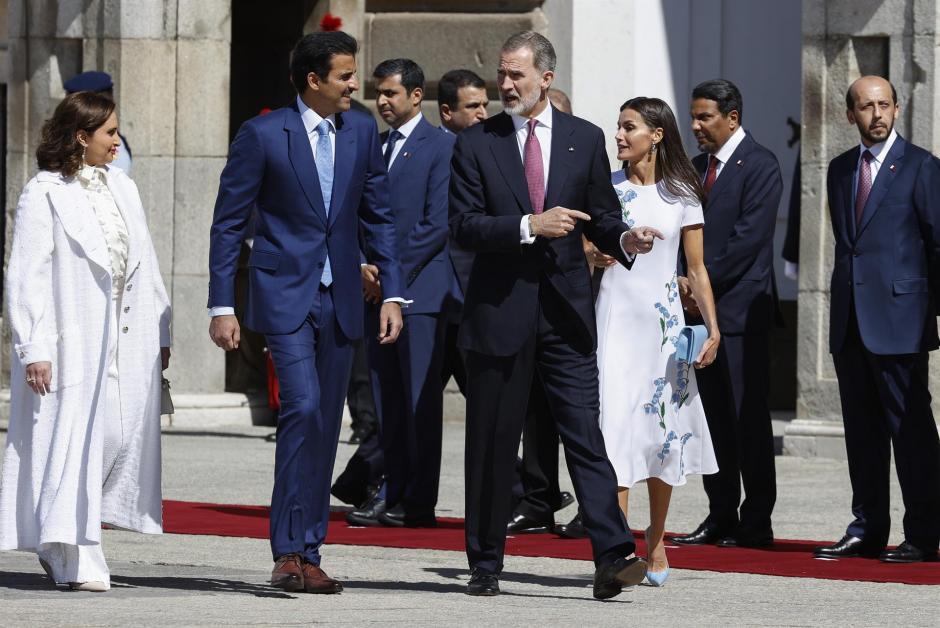 Los reyes Felipe y Letizia junto al emir de Catar, el jeque Tamim Bin Hamad Al Thani (2i), y a su esposa, Jawaher Bint Hamad Bin Suhaim Al Thani (i), tras recibirles con honores militares este martes en el Palacio Real con motivo de su visita de Estado a España