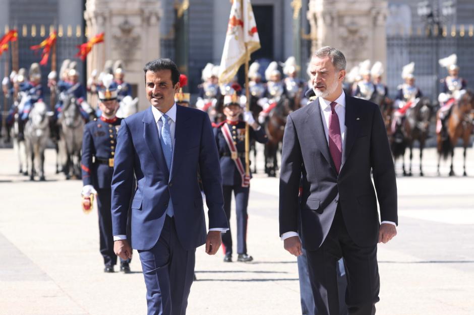 Don Felipe acompañado del Jeque Tamin Bin Hamad Al Thani, Emir del Estado de Catar termina de pasar revista al Batallón de la Guardia Real