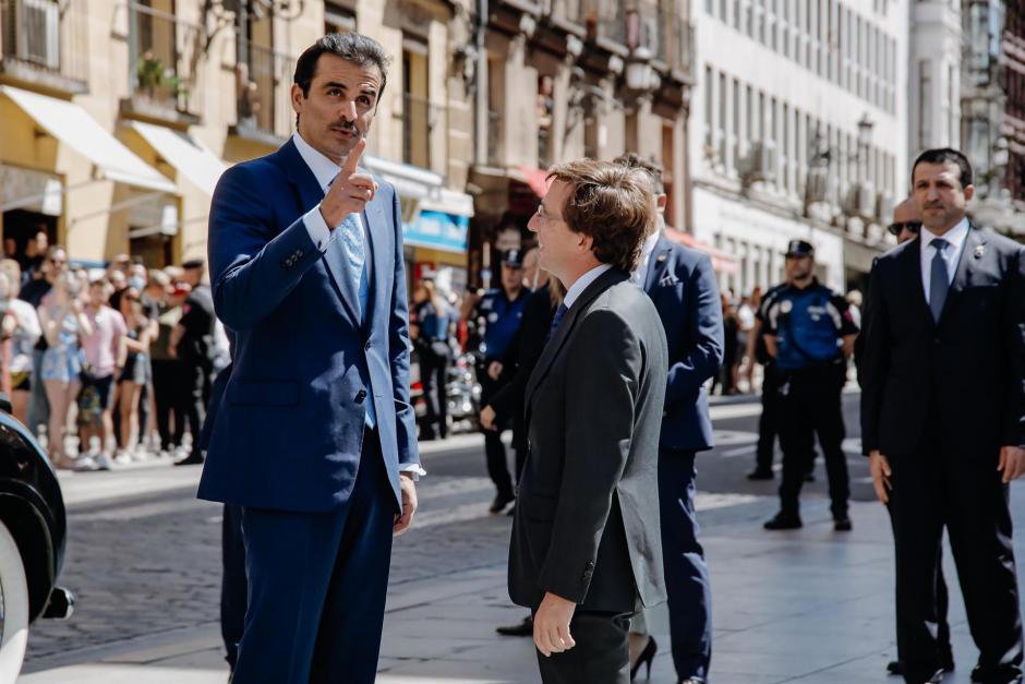 El alcalde de Madrid recibe al emir de Qatar, Tamim bin Hamad al Zani, a su llegada al acto para entregarle la Llave de Oro de la Villa