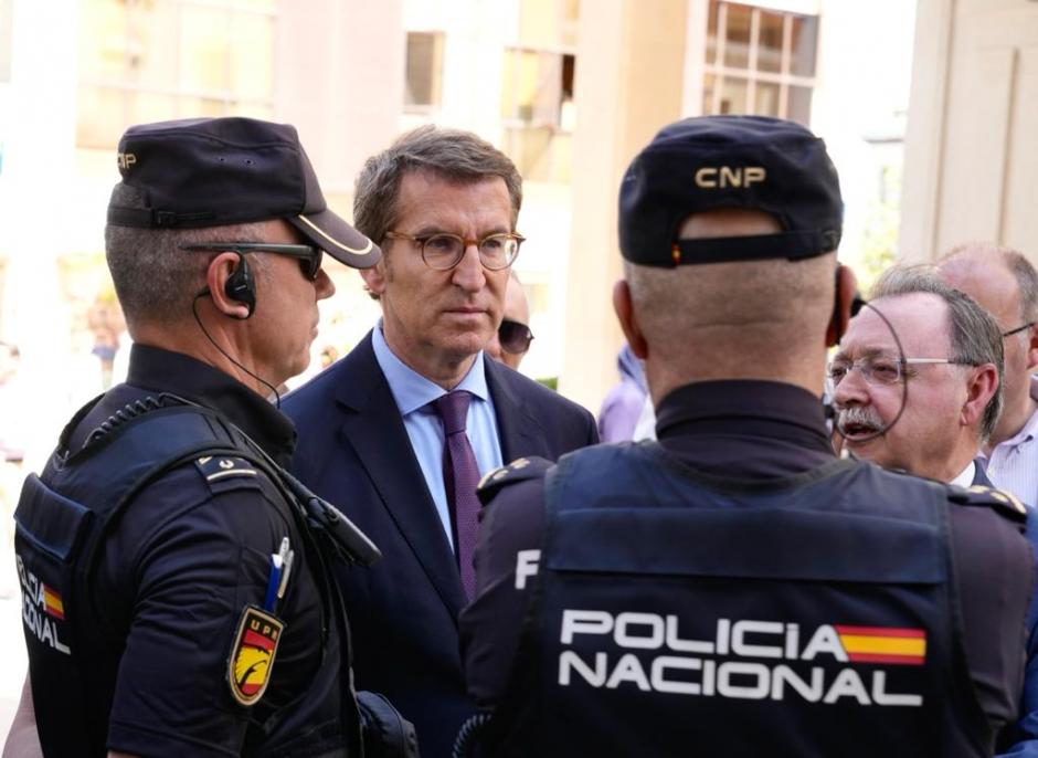 Feijóo junto a agentes de la Policía Nacional en Ceuta