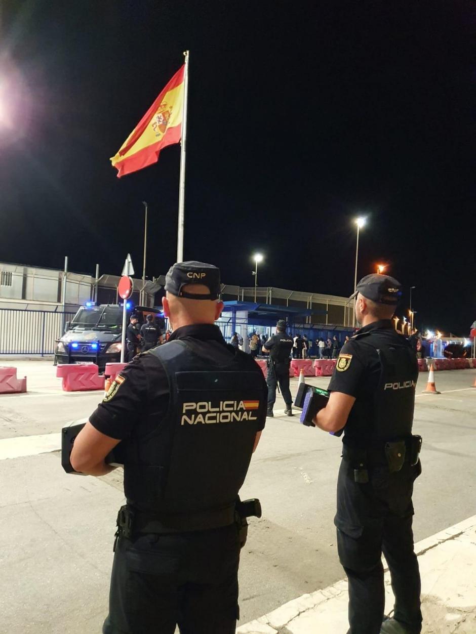 Dos agentes controlan la frontera en Melilla