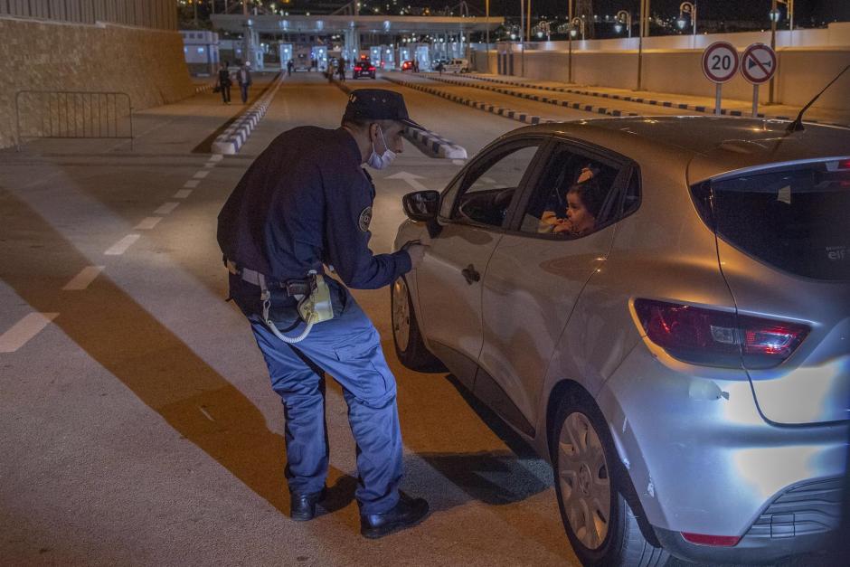 Un agente controla un coche en la frontera de Ceuta