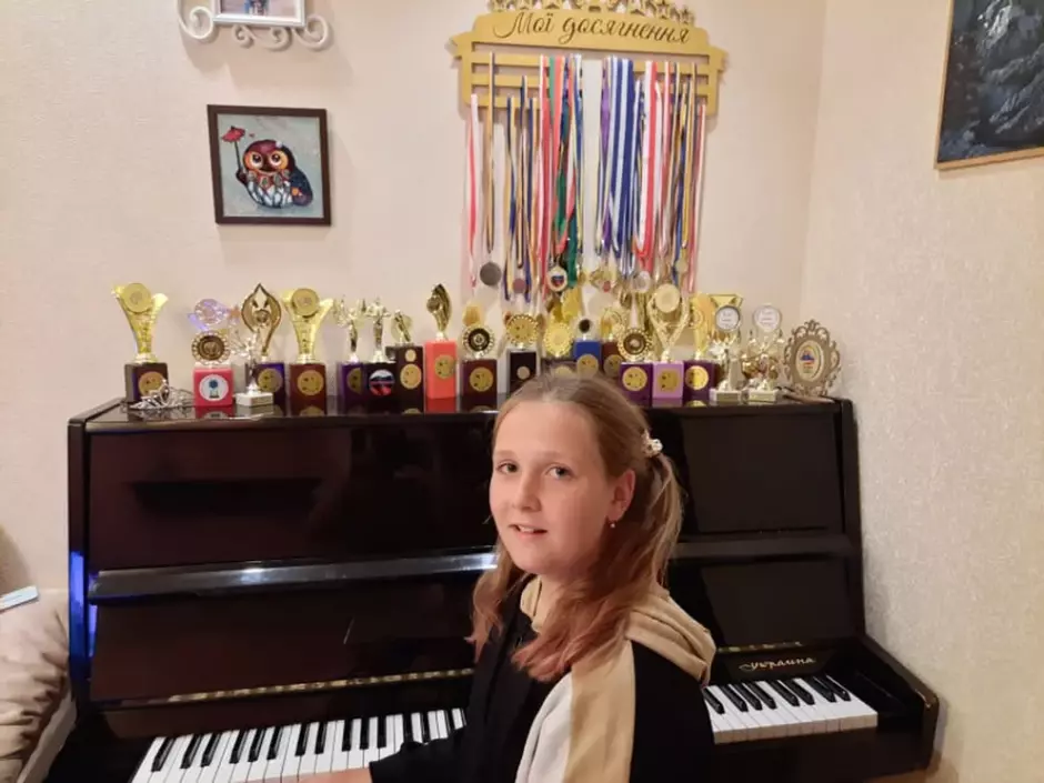 Darinka Monko sentada junto a su piano