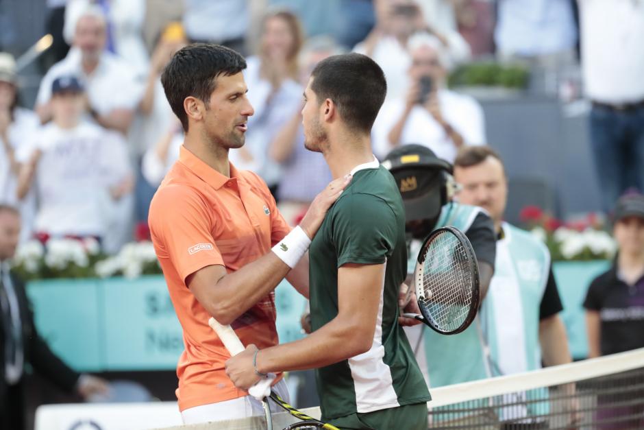 Novak Djokovic felicita a Carlos Alcaraz en el Masters de Madrid