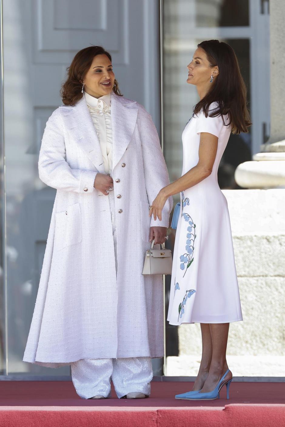 La reina Letizia conversa con la esposa del emir de Catar, el jeque Tamim Bin Hamad Al Thani, Jawaher Bint Hamad Bin Suhaim Al Thani (i)