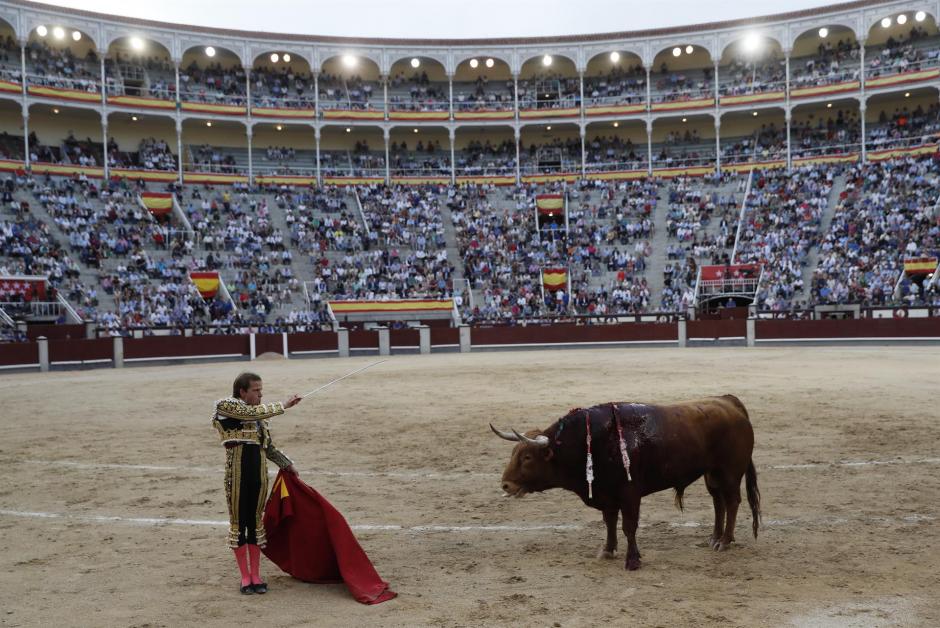 Javier Cortés entra a matar a su segundo toro