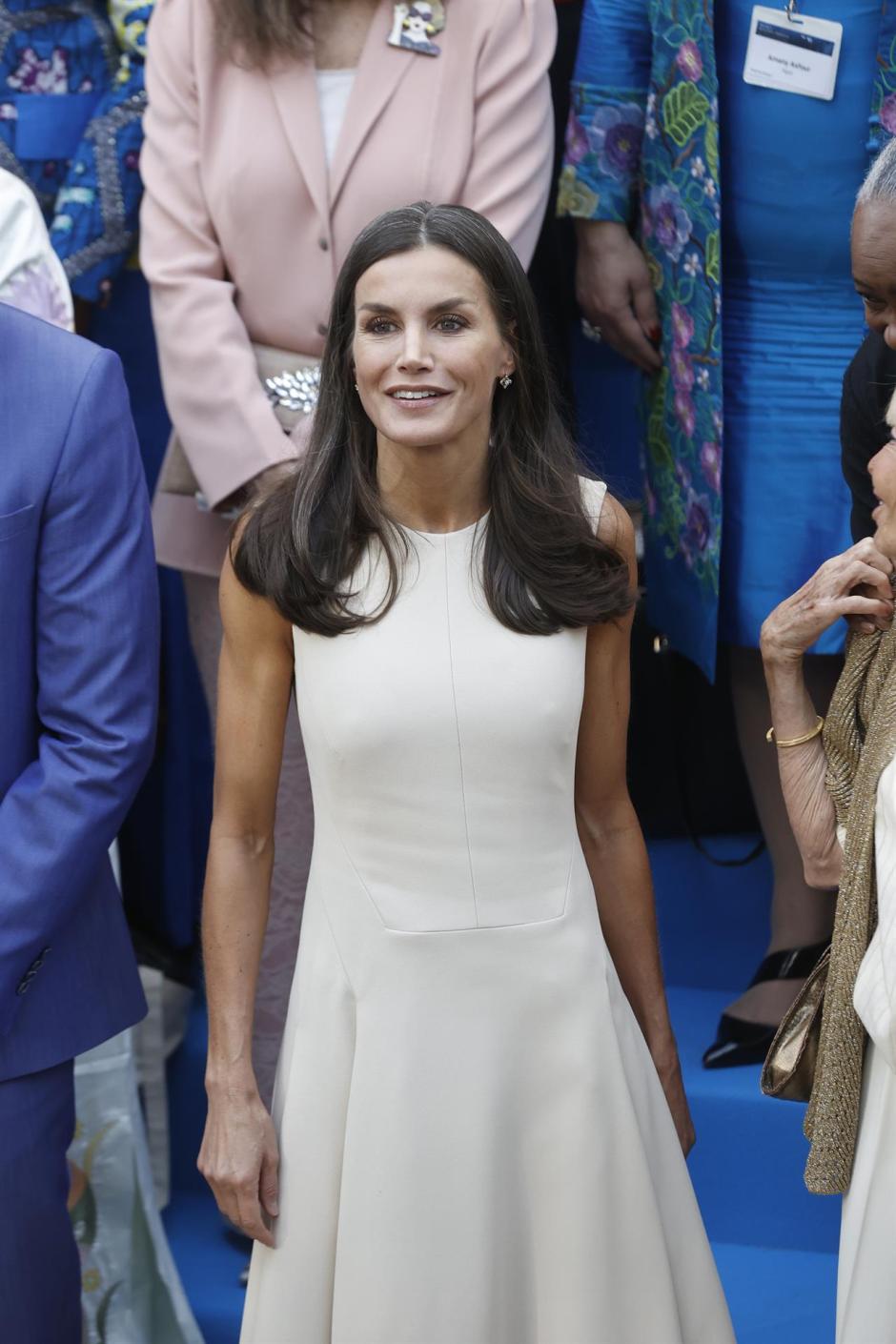 La Reina Letizia posa para una foto de grupo a su llegada a la sesión de apertura de la conferencia organizada por la Fundación Mujeres por África