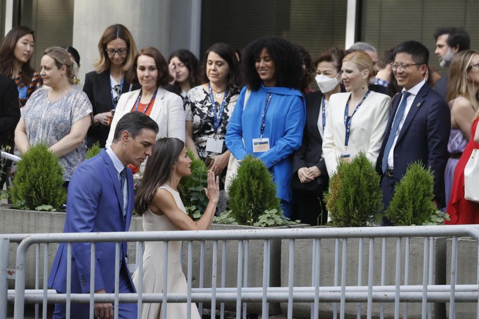 La reina Letizia (c), y el presidente del Gobierno, Pedro Sánchez, a su llegada al acto de esta mañana en Madrid