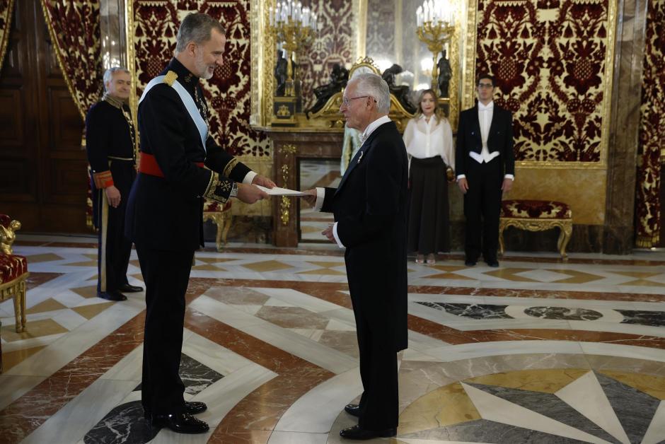 El rey Felipe VI recibe al nuevo embajador de Ecuador en España, Andrés Vallejo Arcos