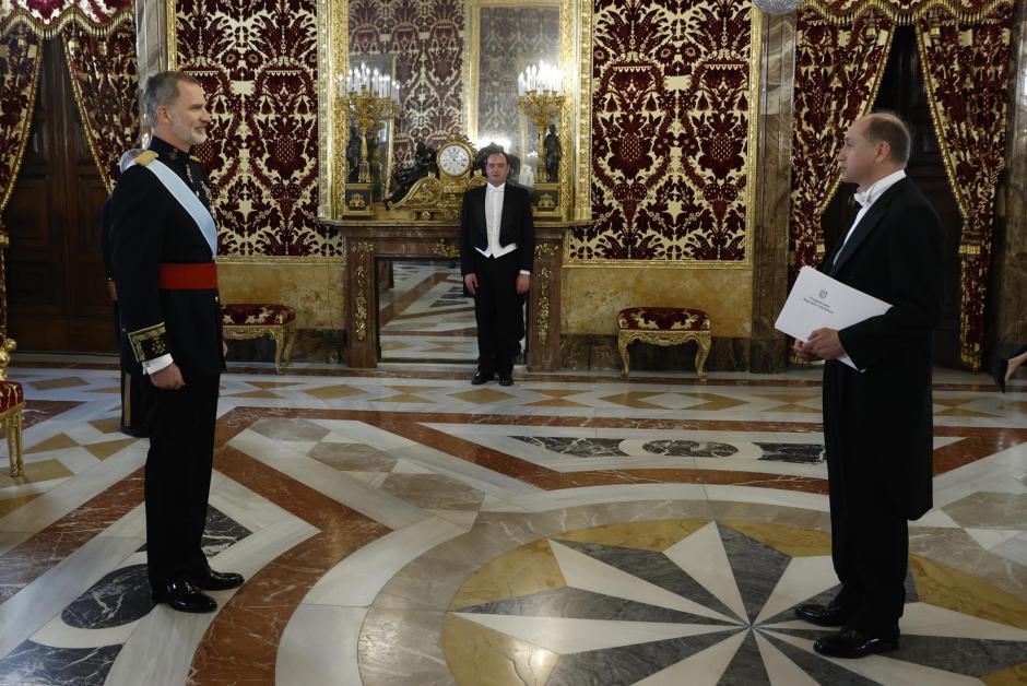 Felipe VI recibe al nuevo embajador de Moldavia en España, Eugeniu Revenco