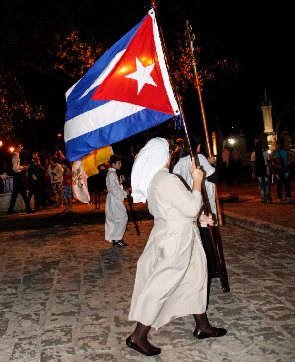 Una monja sale a la calle con la bandera de Cuba