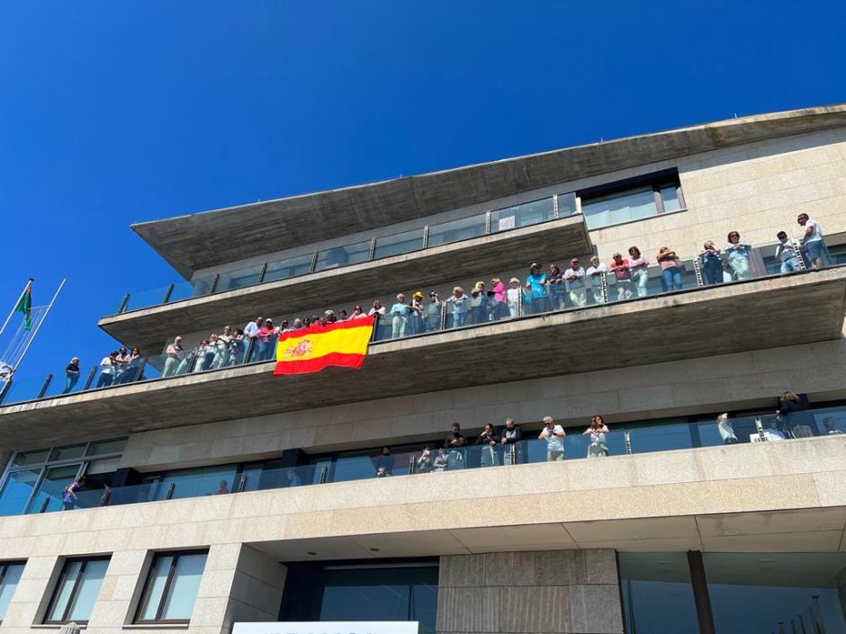 Una bandera de España en uno de los balcones del Club Náutico de Sanxenxo
