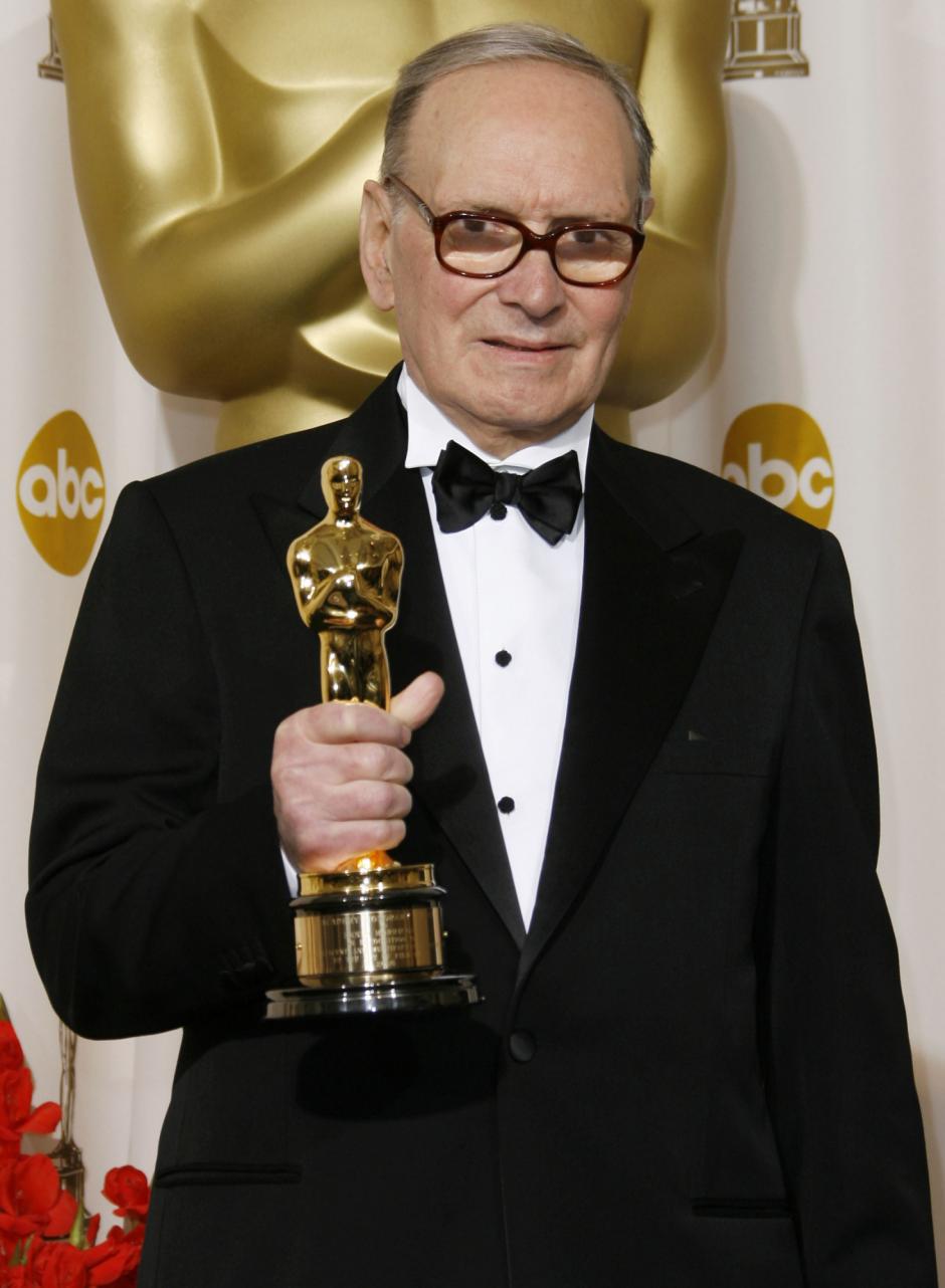 El compositor Ennio Morricone posa con su Premio Oscar honorífico, que ganó en 2007