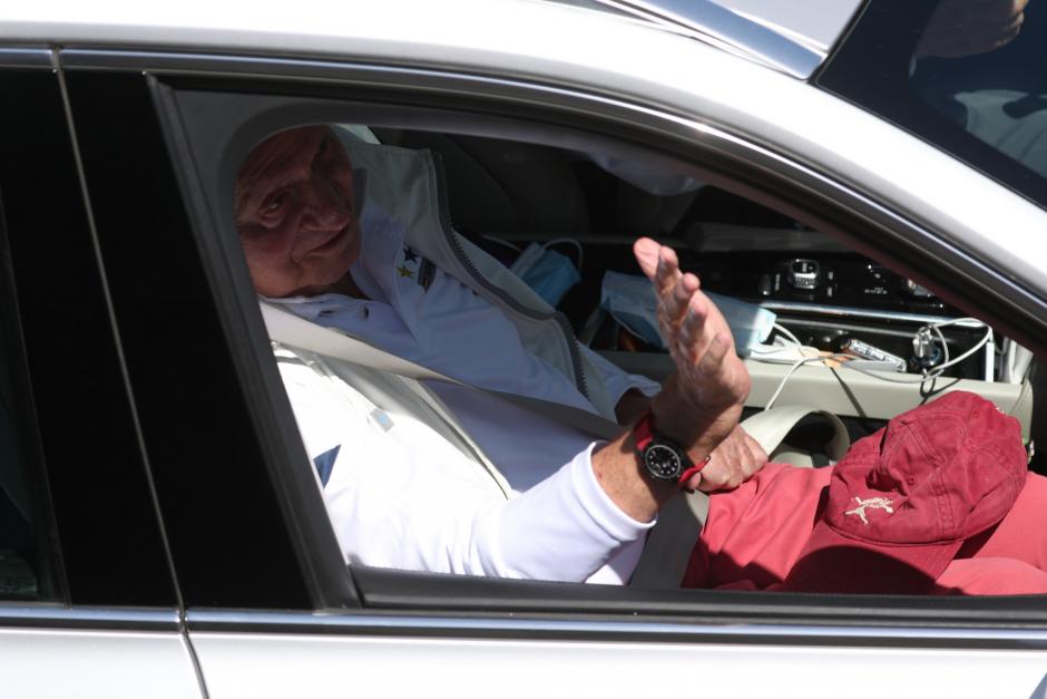 Don Juan Carlos se ha despedido de los ciudadanos y prensa congregados desde el coche de Campos