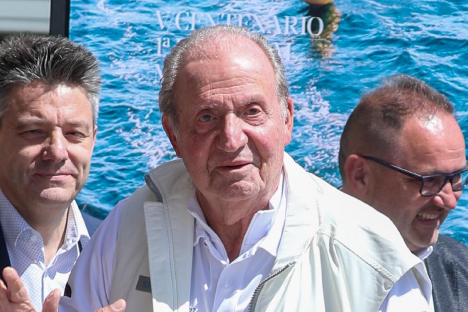 Juan Carlos I, en el photocall de la jornada inaugural de las regatas en el Real Club Náutico de Sanxenxo