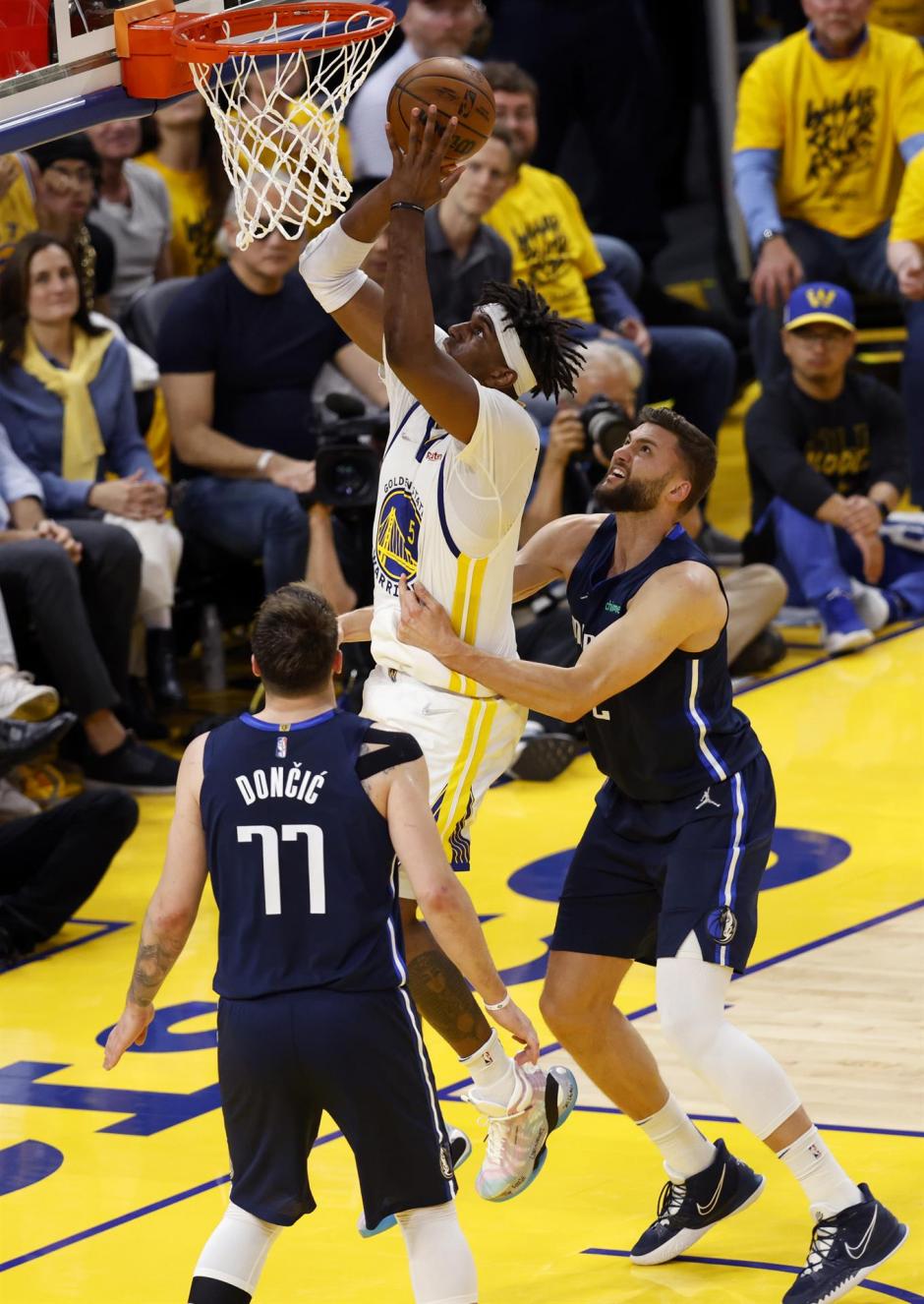 Kevon Looney anota ante Doncic