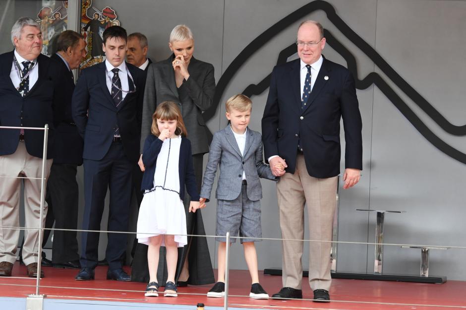 Alberto y Charlene de Mónaco, con sus hijos, el pasado abril