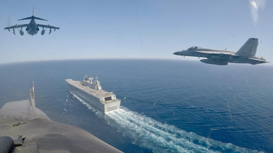 Espectacular imagen de la pasada a baja altura de un Harrier y un F-18 sobre el portaaeronaves Juan Carlos I