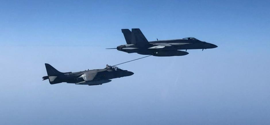 Un momento del repostaje enpleno vuelo de un Harrier y un F-18