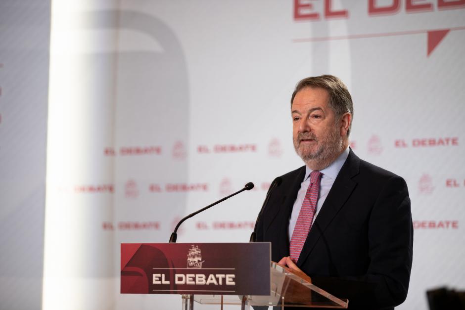 Bieito Rubido, director de El Debate, presenta a la presidenta de la Comunidad de Madrid