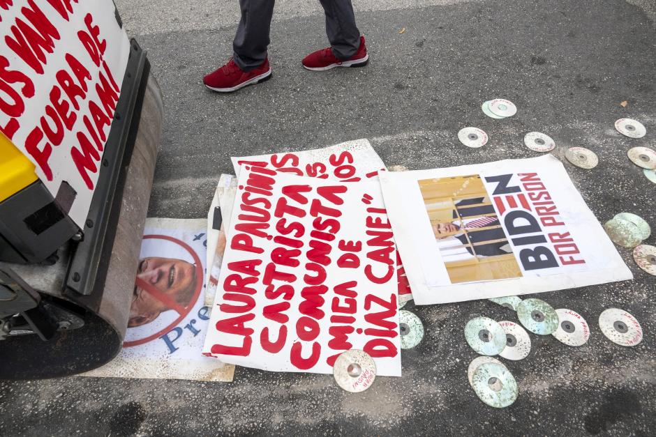 Miembros de la organización de exiliados cubanos Vigilia Mambisa destruyen con una apisonadora discos de Laura Pausini y carteles del presidente de Estados Unidos, Joe Biden