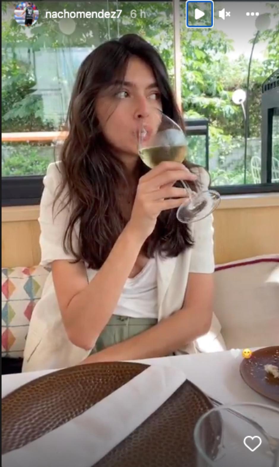 Lucía Rivera, en una imagen de este lunes comiendo con su novio, Nacho Méndez, en un restaurante de Madrid