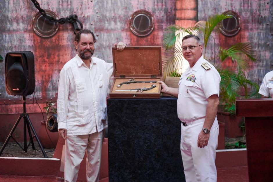 El contralmirante Javier Alfonso Jaimes Pinilla y Ramón Pérez-Maura exhiben la reproducción de las pistolas de Blas de Lezo donadas por éste al Museo Naval del Caribe en Cartagena de Indias