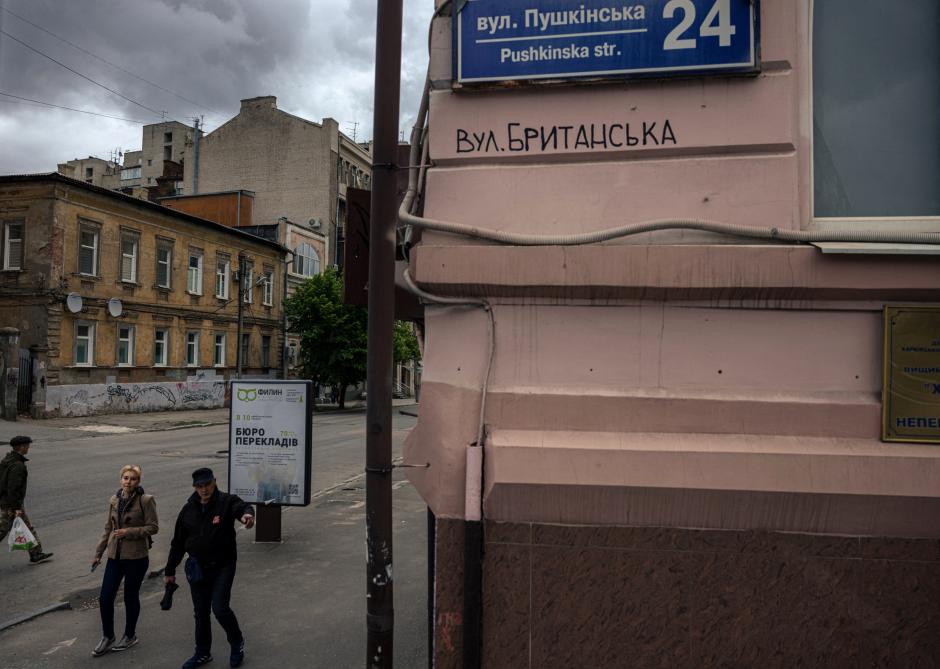 Aunque el cartel de esta calle la nombra "Calle Pushkinska", un grafitero escribió debajo "Calle Británica"