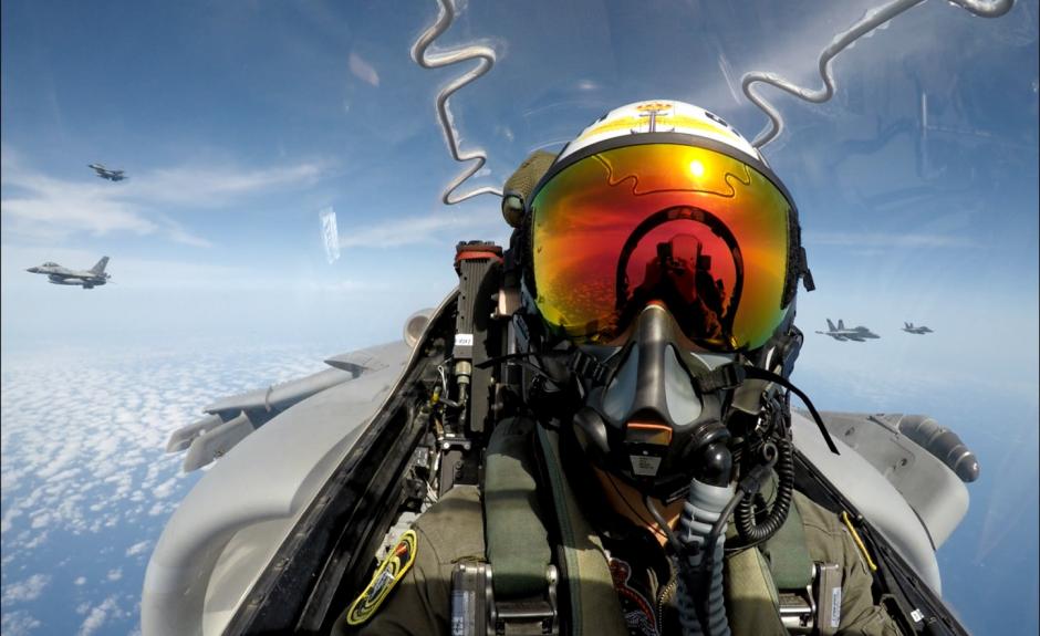 Un piloto en el interior de la cabina del Harrier