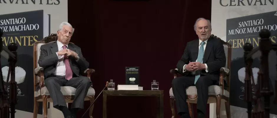 Mario Vargas Llosa y Santiago Muñoz Machado en la presentación del libro 'Cervantes', en la RAE