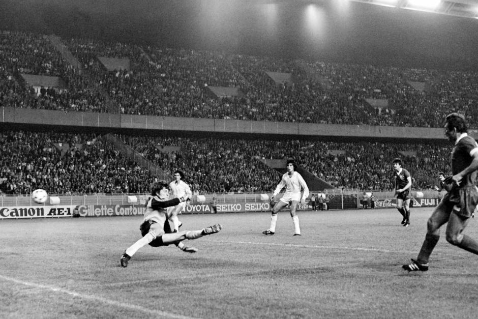 Kennedy bate a Agustín durante la final de la Copa de Europa de 1981