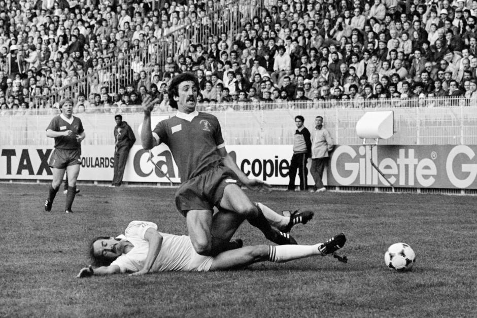 Stielike derriba a Johnson durante la final de la Copa de Europa de 1981
