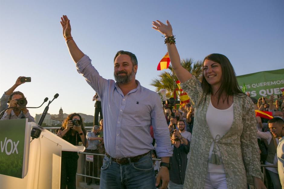 La candidata de VOX a la Junta de Andalucía, Macarena Olona, acompañada por el presidente de su partido, Santiago Abascal