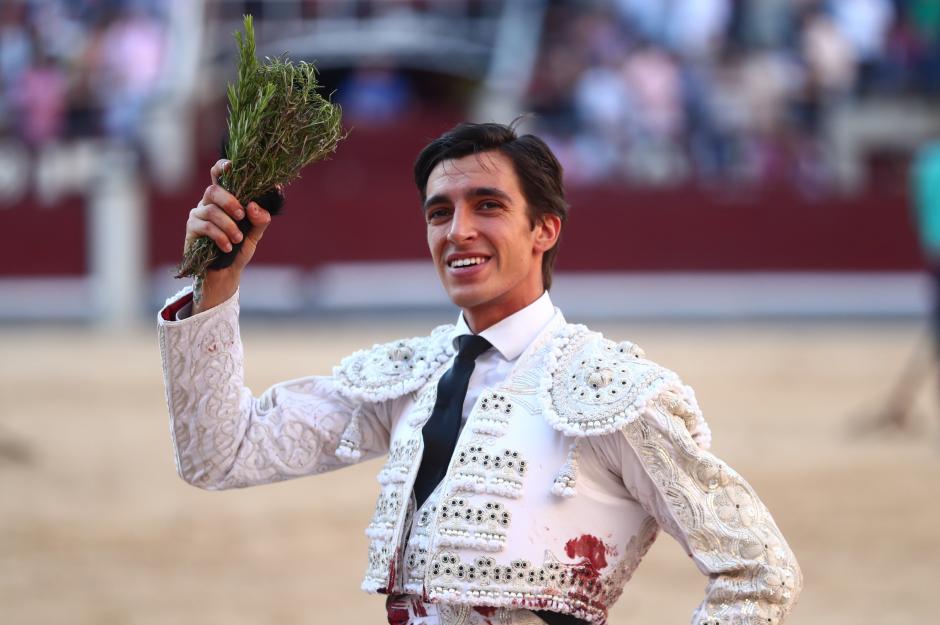 El torero Ángel Tellez, con las dos orejas en la mano