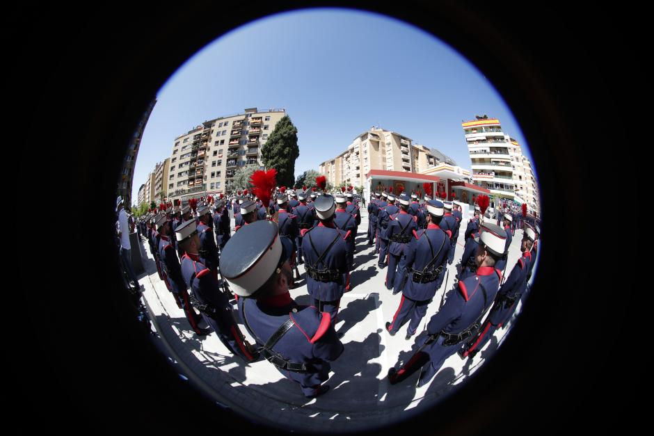 Imagen tomada con un objetivo ojo de pez que muestra el acto central del Día de las Fuerzas Armadas, presidido por el rey Felipe VI y la reina doña Letizia, este sábado en Huesca